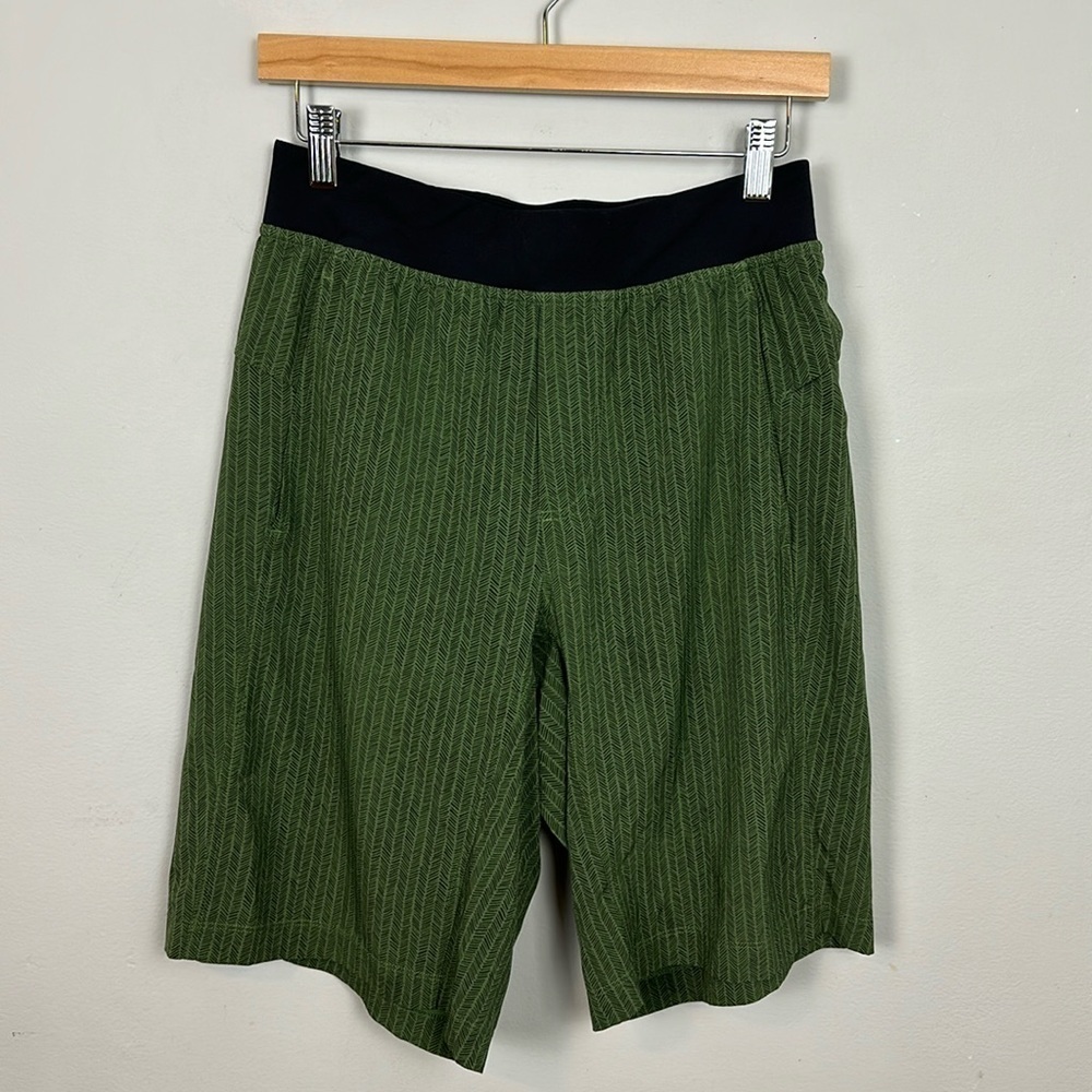 Lululemon Mens Core Shorts Green Chevron Print Sz S